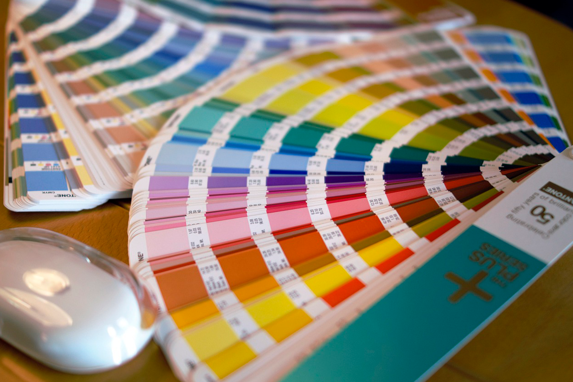 Qual a diferença entre os padrões de cores Pantone e CMYK?